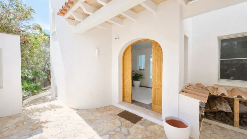 Villa in Puerto Andratx - Mediterranean villa entrance in daylight