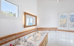 Villa in Puerto Andratx - Bright mediterranean bathroom with terracotta accents
