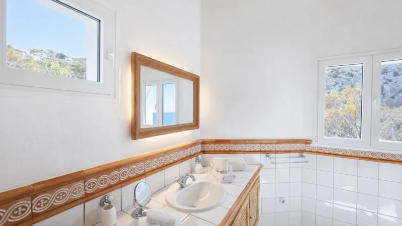 Villa in Puerto Andratx - Bright mediterranean bathroom with terracotta accents