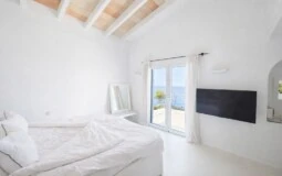 Villa in Puerto Andratx - Bright seaside bedroom with French doors