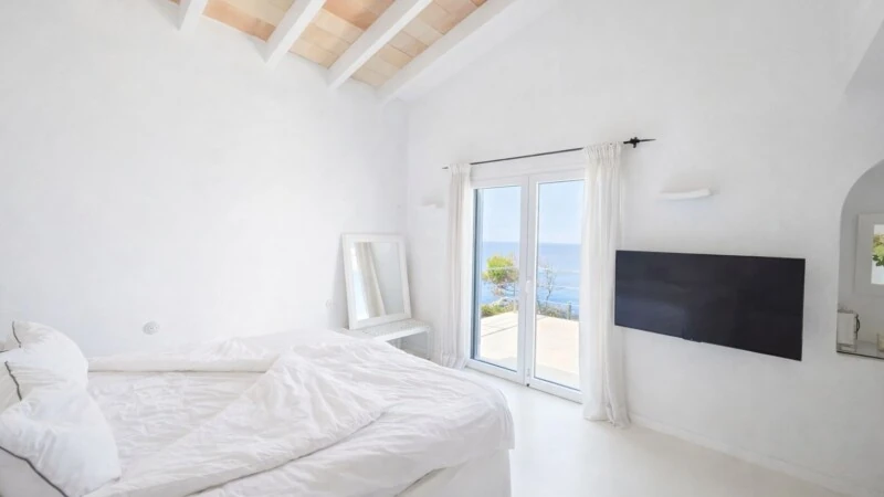 Villa in Puerto Andratx - Bright seaside bedroom with French doors
