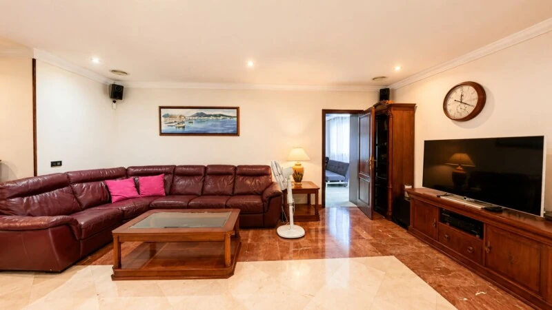 Villa in El Toro - Port Adriano - Spacious family villa with private pool and garden with uplift potential in El Toro.